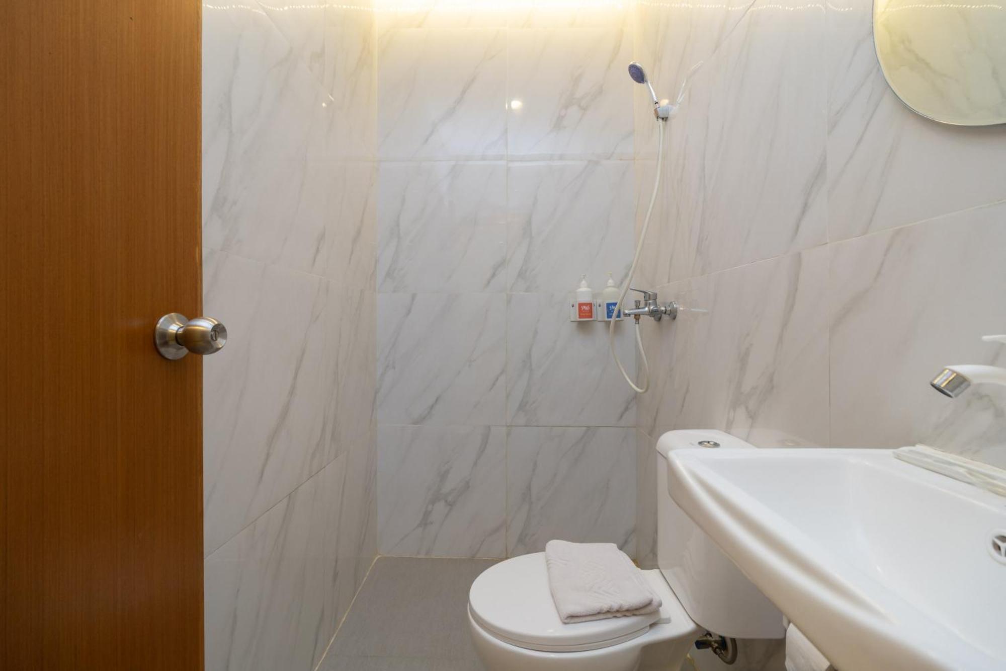 Sans Hotel Suryakencana Bogor Szoba fotó