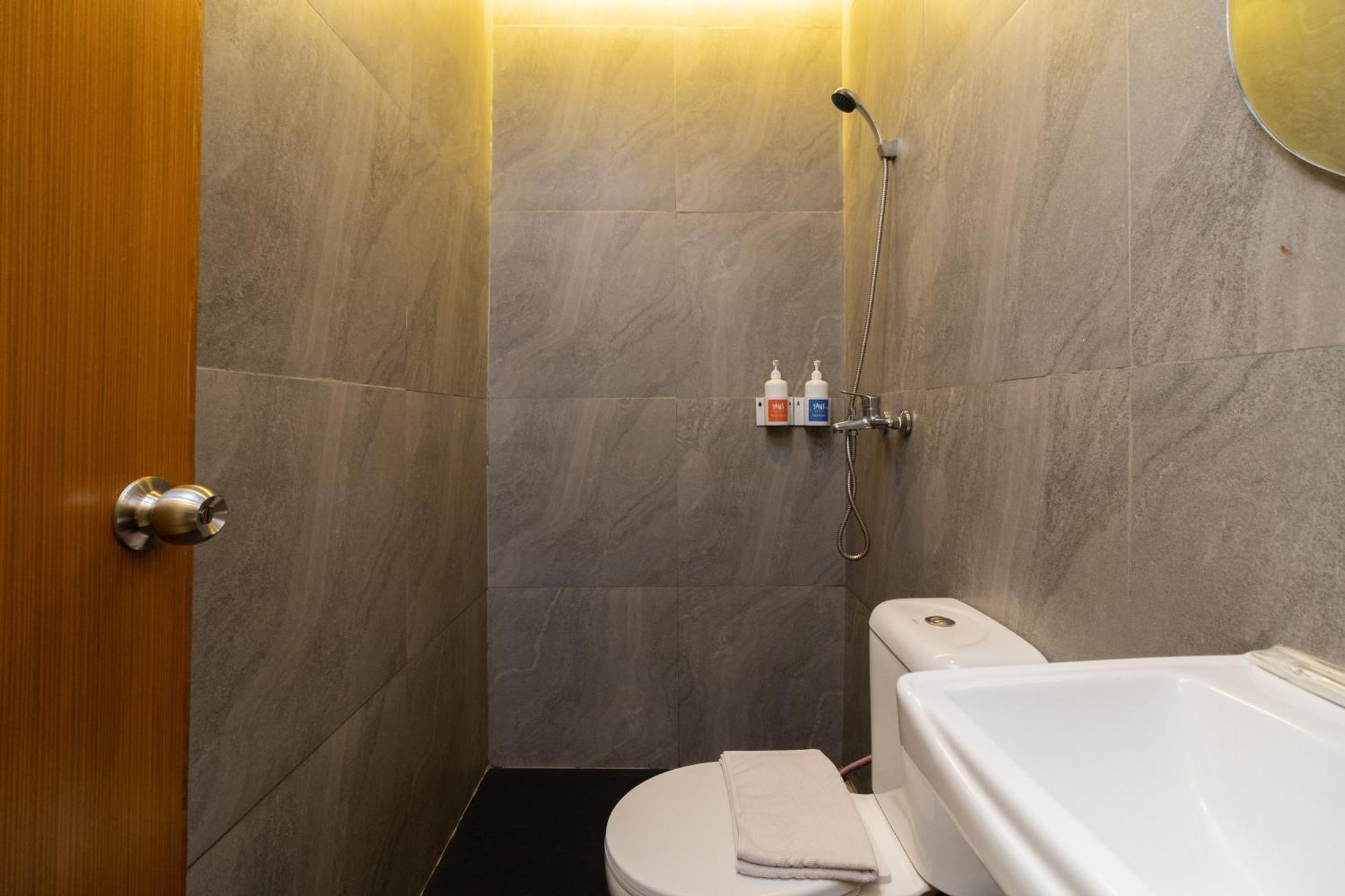 Sans Hotel Suryakencana Bogor Szoba fotó